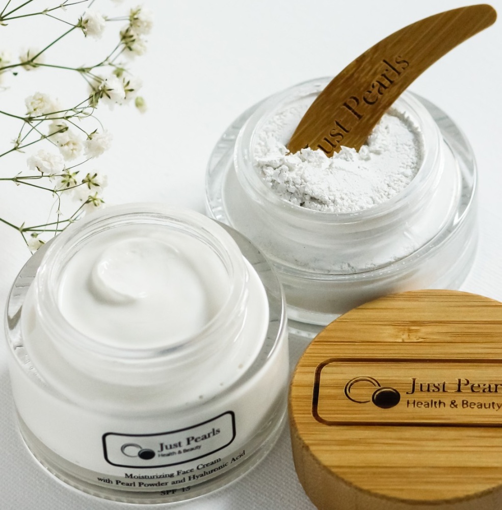 Just Pearls Hydratačný pleťový krém s perlovým práškom a kyselinou hyalurónovou SPF15