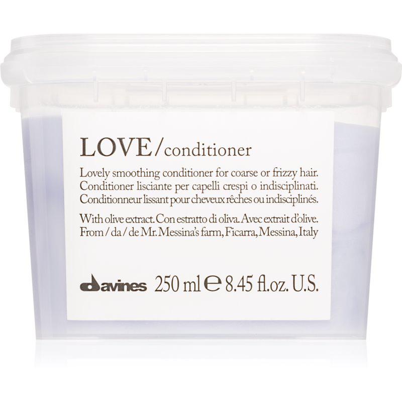 Davines Love Smoothing uhladzujúci kondicionér pre nepoddajné a krepovité vlasy 